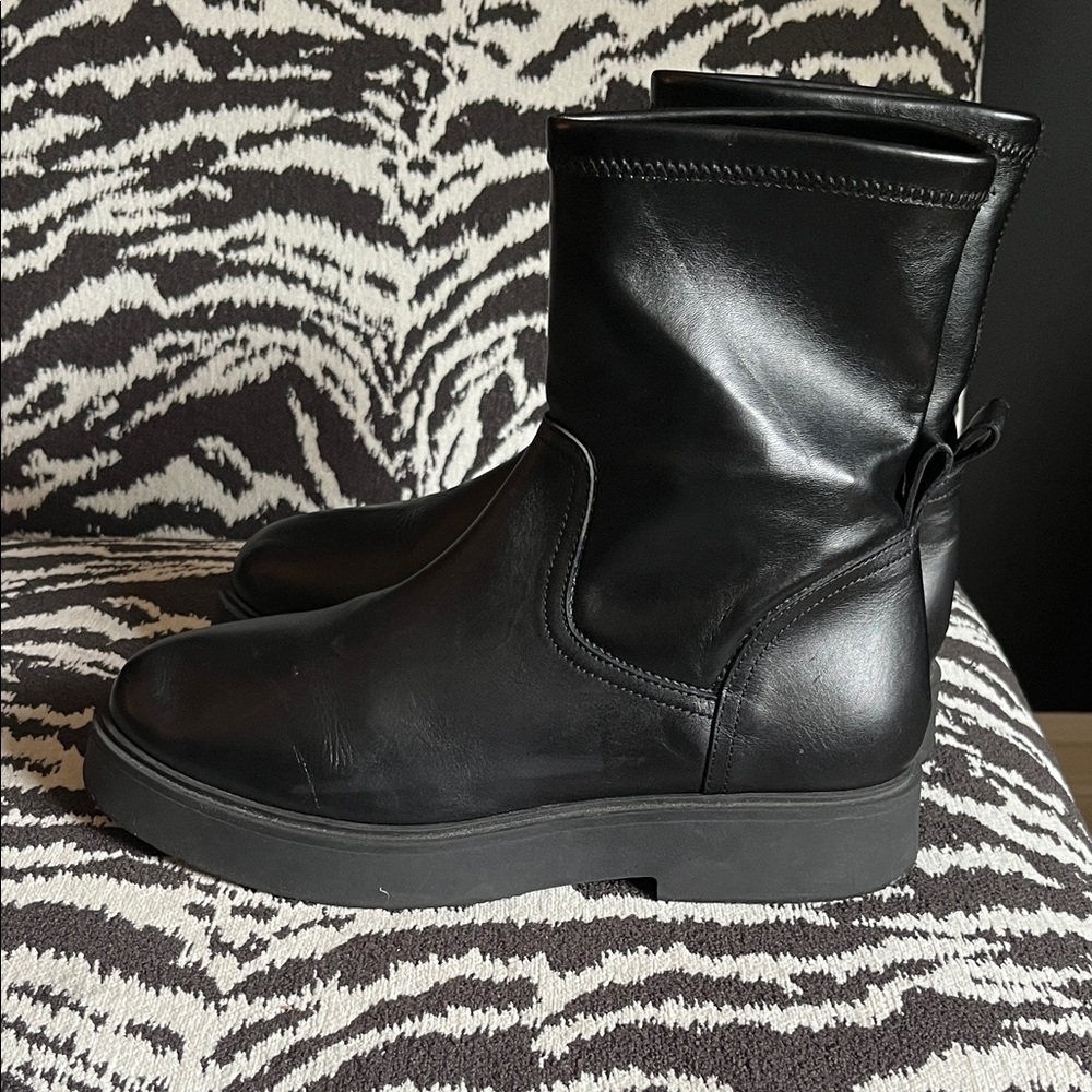 Coach and Four Chelsea Boot. 8.5